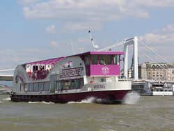 Barco recorriendo el Danubio