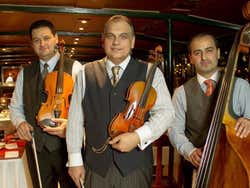 Músicos durante la cena en barco