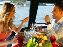 Comiendo en un barco por el Danubio