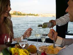 Pareja disfrutando de la comida en barco