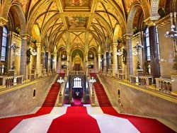 Escaleras del Parlamento de Budapest