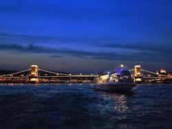 Recorriendo el Danubio al anochecer